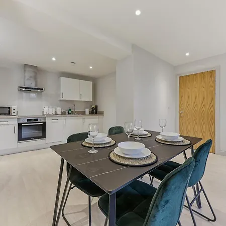 - Modern - Prime Location *