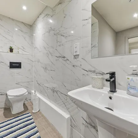 - Modern - Prime Location *