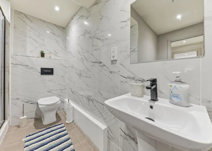 - Modern - Prime Location *